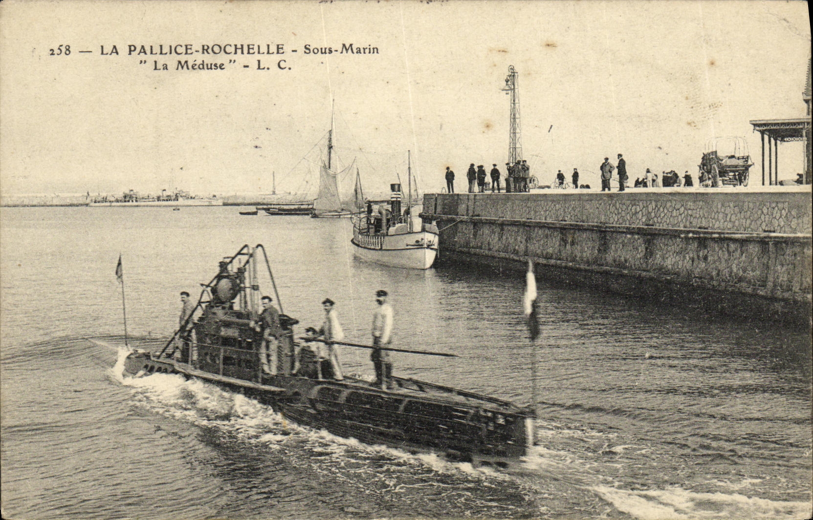 VINTAGE POSTCARD Boat War Pallice La Rochelle Under hand the Jellyfish