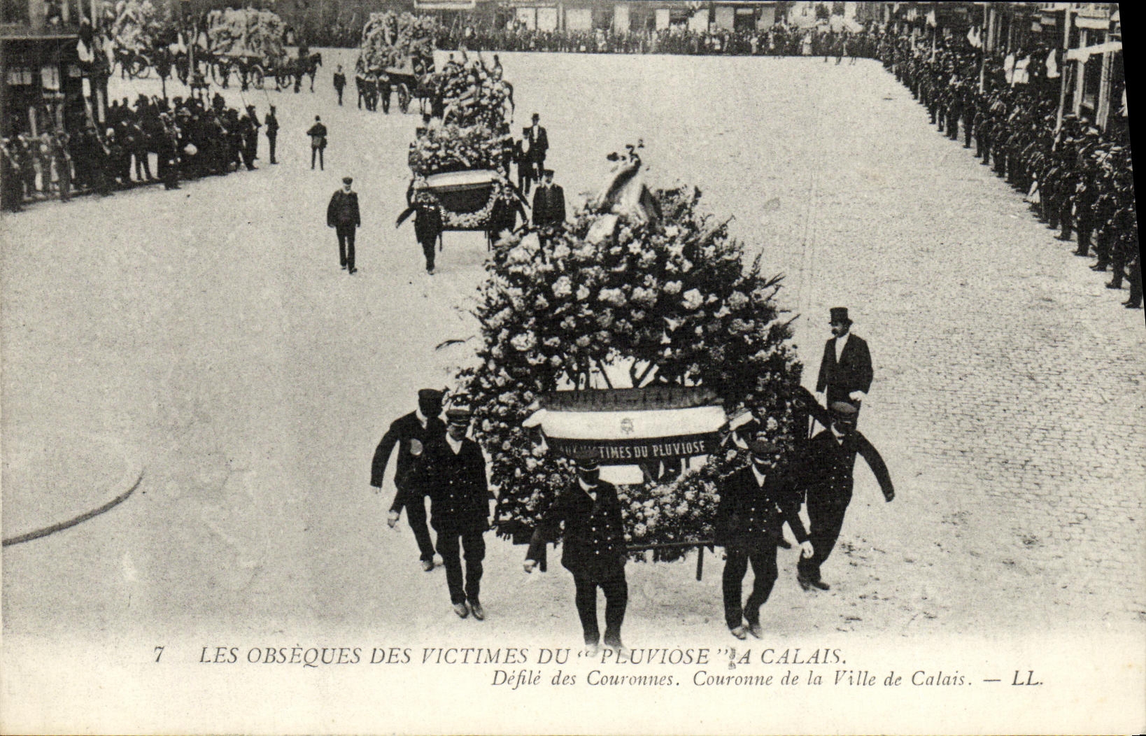 VINTAGE POSTCARD Bateau War Catastrophe of Pluviose Funerailles Ravelled of the crowns Crowns town of Calais