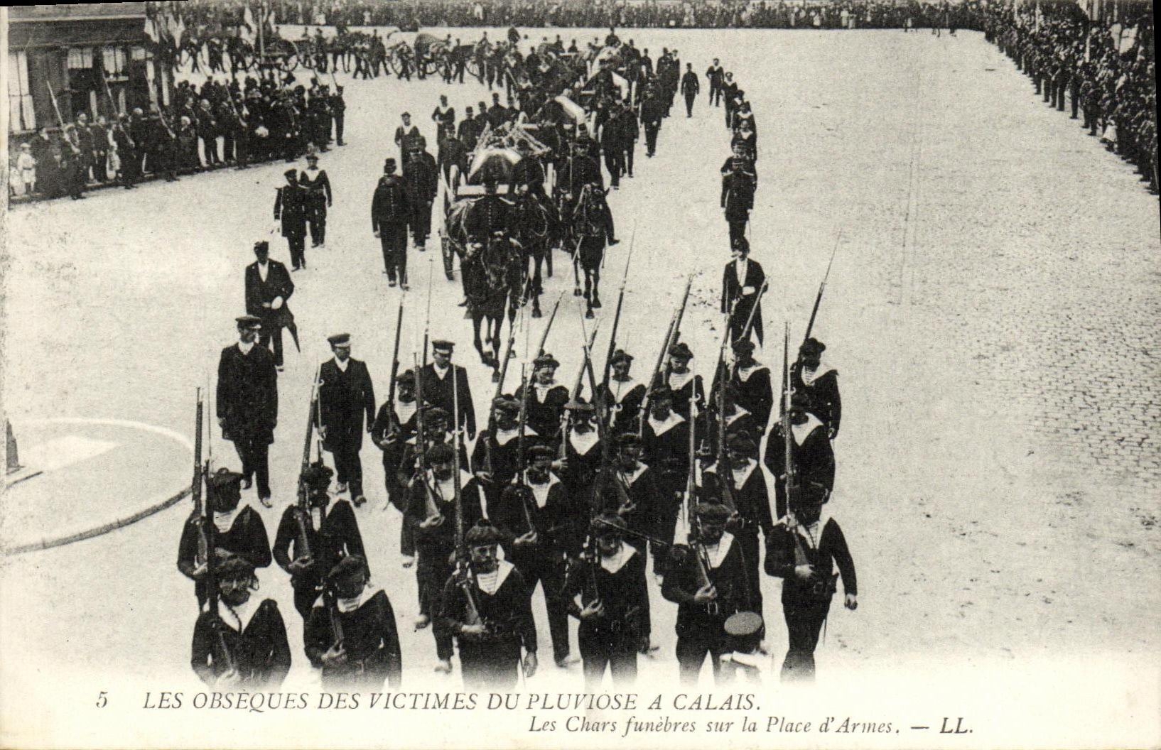 VINTAGE POSTCARD Bateau War funerals of the victims of Pluviose has Calais the hearses on Al palce D weapons