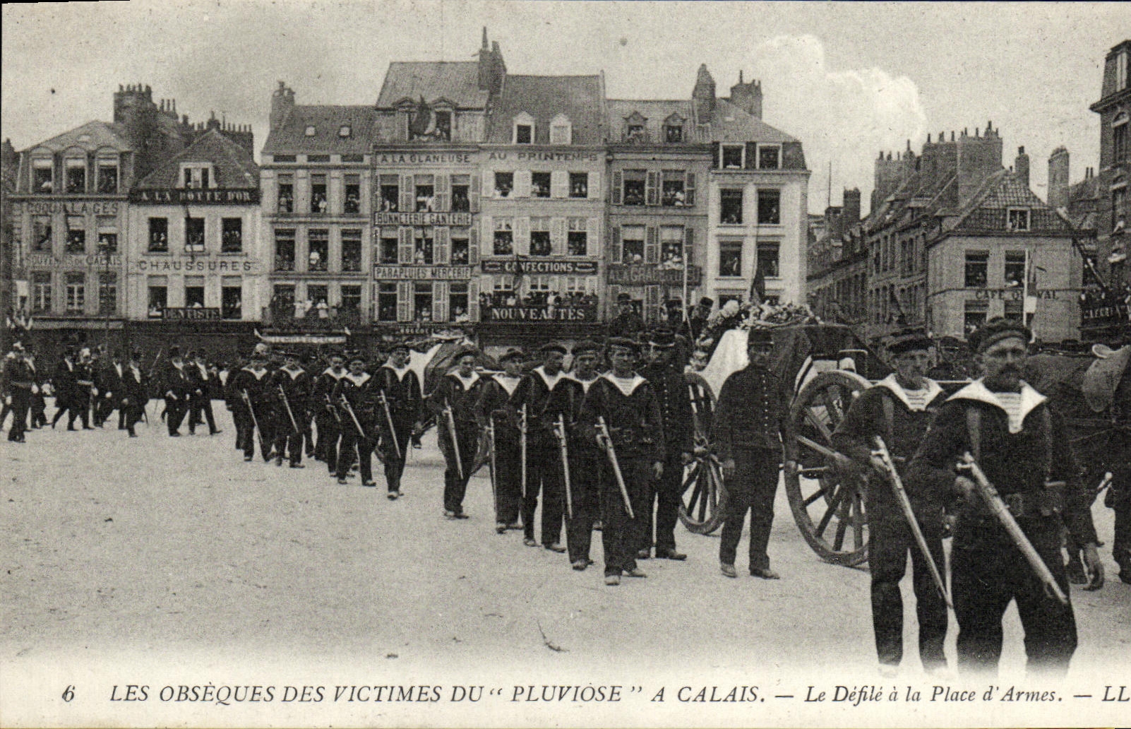 VINTAGE POSTCARD Bateau War funerals of the victims of Pluviose has Calais the procession of the place D weapons