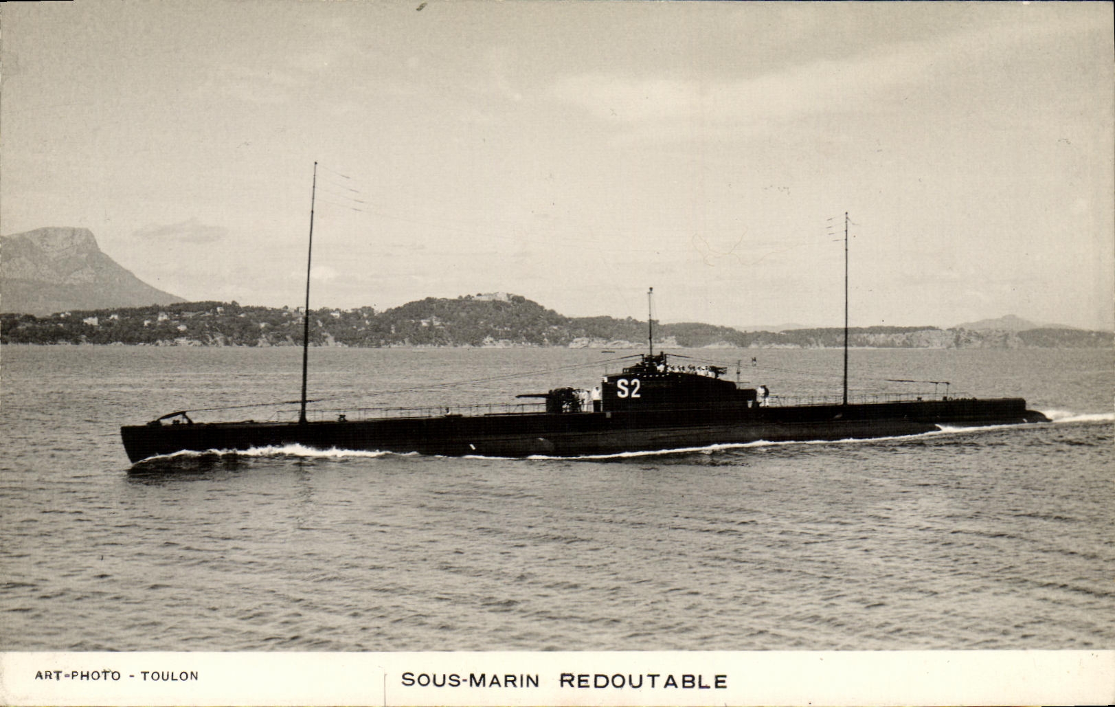 VINTAGE POSTCARD Boat War frightening Submarine