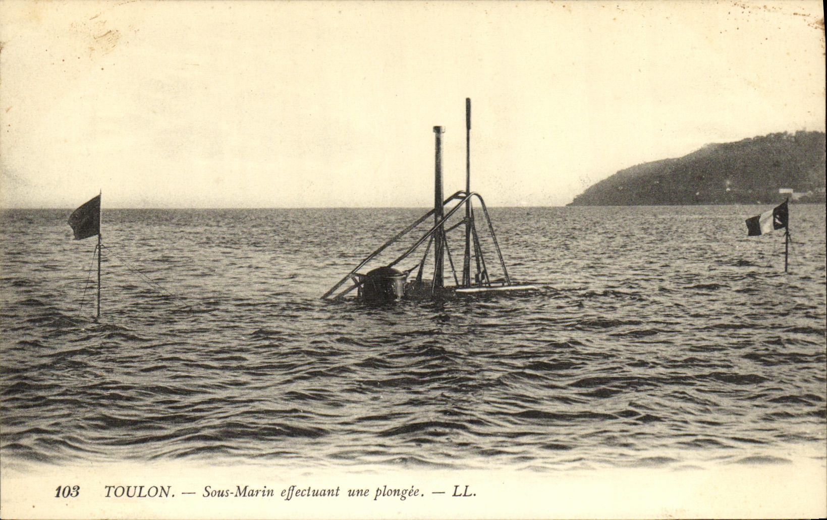 VINTAGE POSTCARD Boat War Submarine carrying out a plongeage