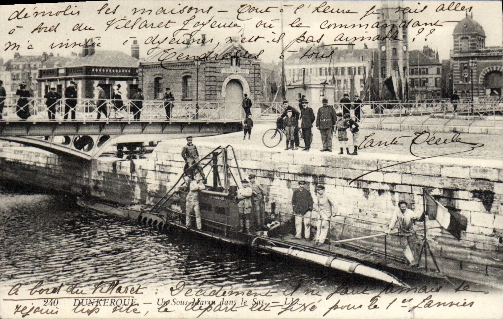VINTAGE POSTCARD Boat Dunkirk War a submarine in the hopper