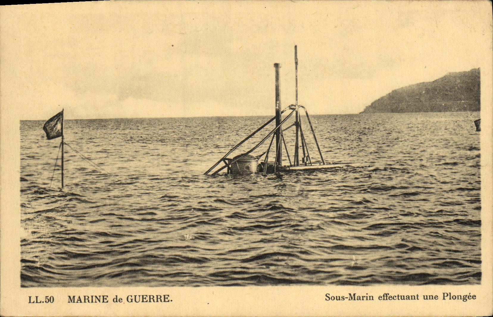 VINTAGE POSTCARD Boat War Submarine carrying out a diving