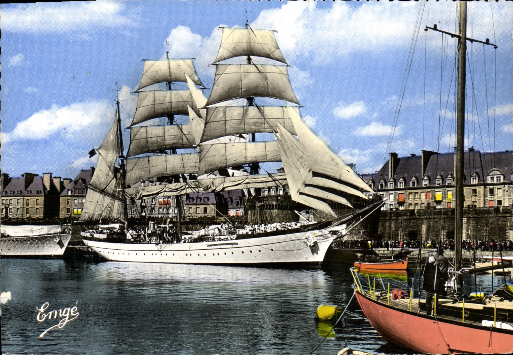 CPM Bateau Saint Malo Cite corsaire Bassin Vauban devant les remparts Le trois mats Gorch Fock Barque ecole de la marine
