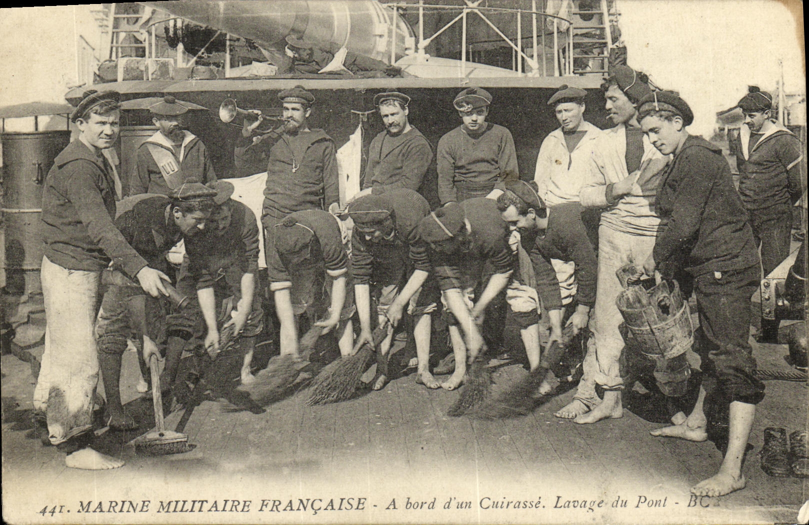 VINTAGE POSTCARD Bateau has edge D a Lavage armor of the bridge