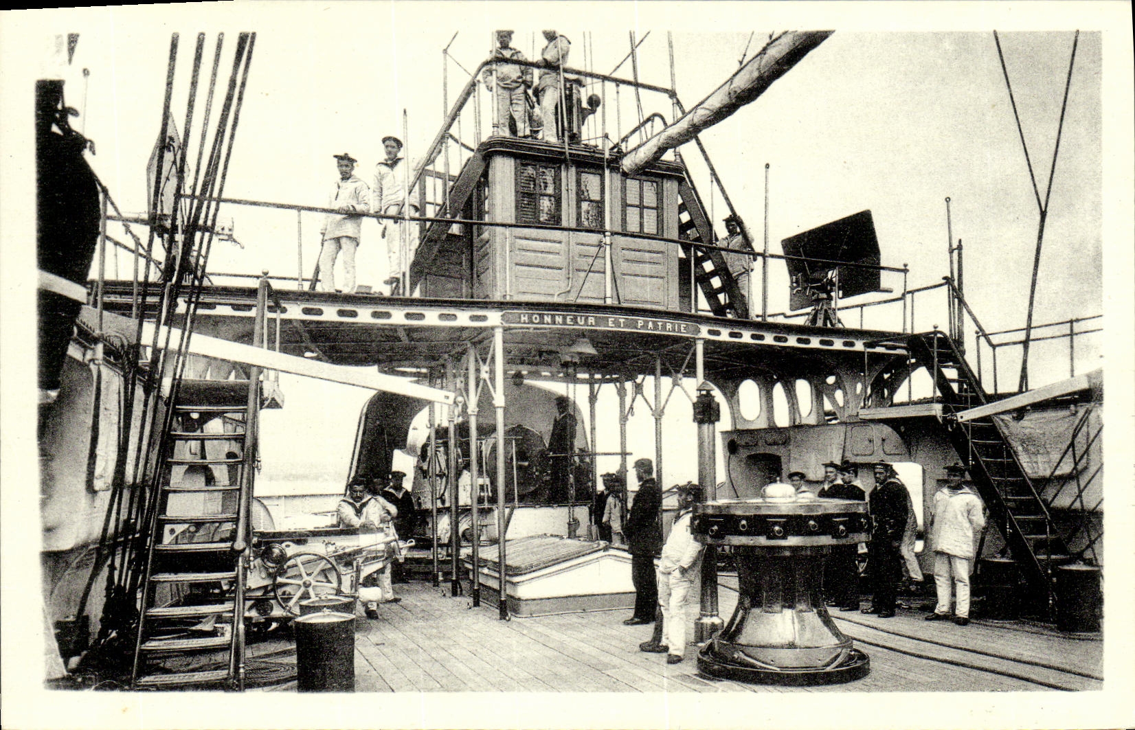 VINTAGE POSTCARD Boat War the bridge D an armor