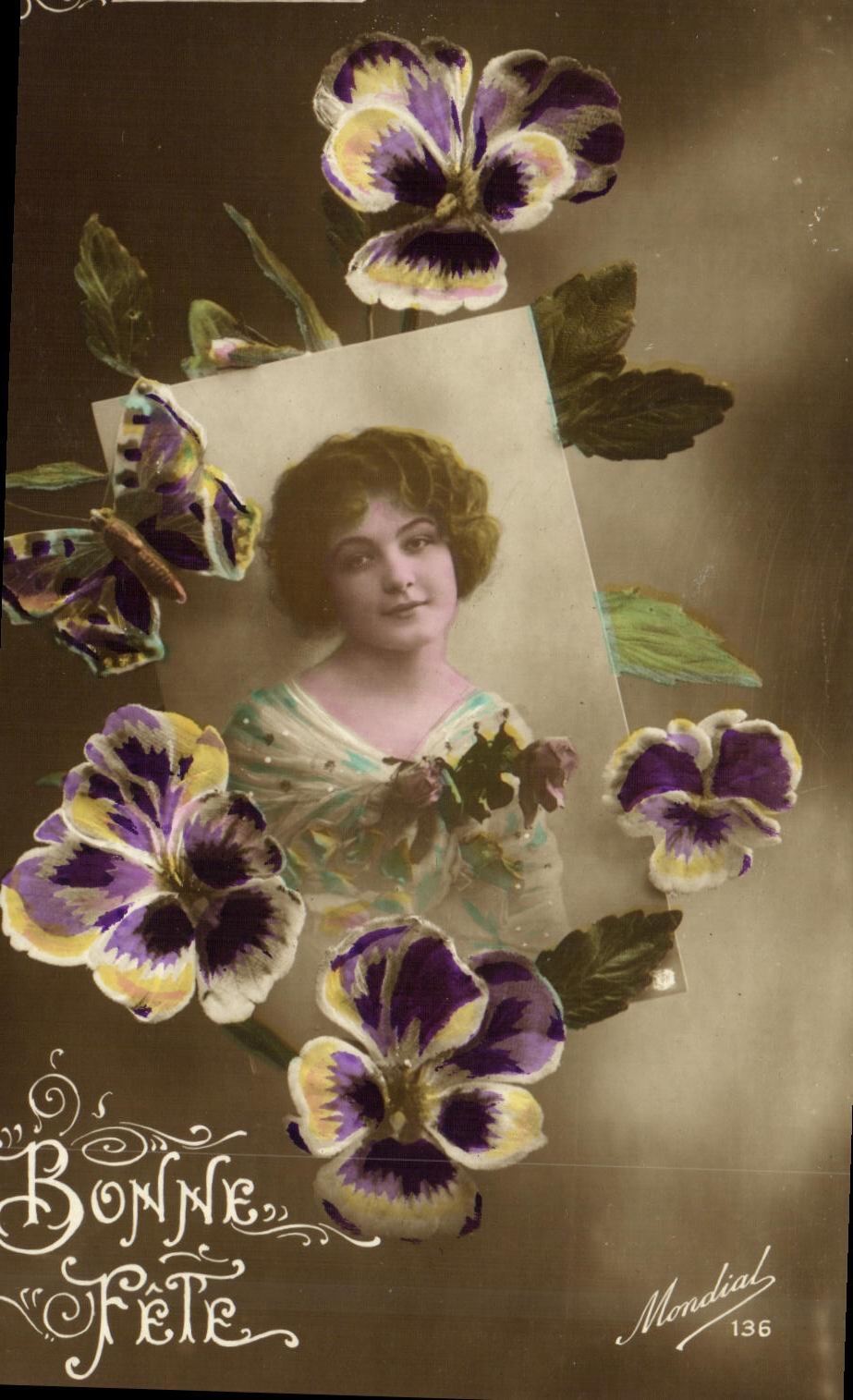 CPA Fantaisie Femme Papillon Fleurs 