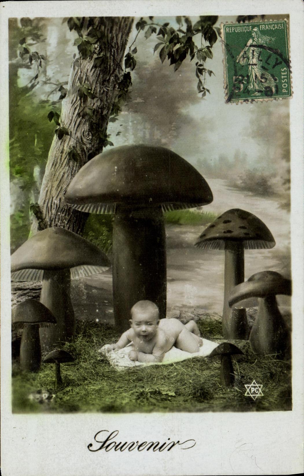 CPA Fantaisie Enfant Bebe Champignons 