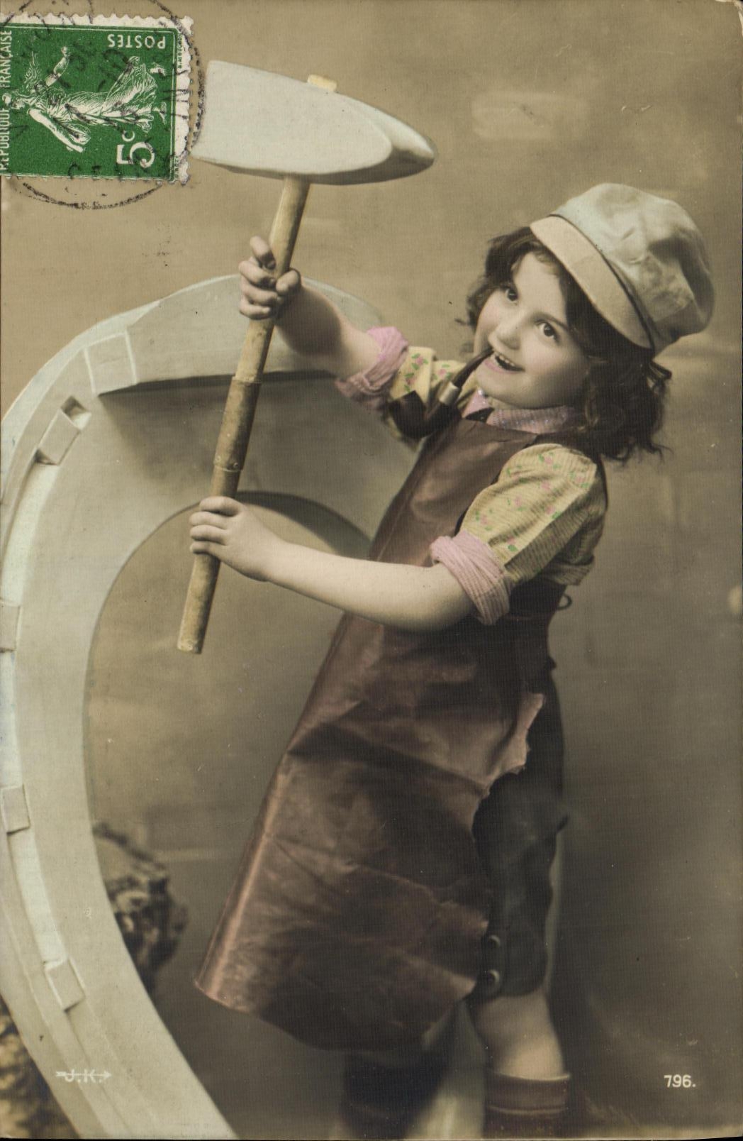CPA Fantaisie Enfant Marteau et enclume