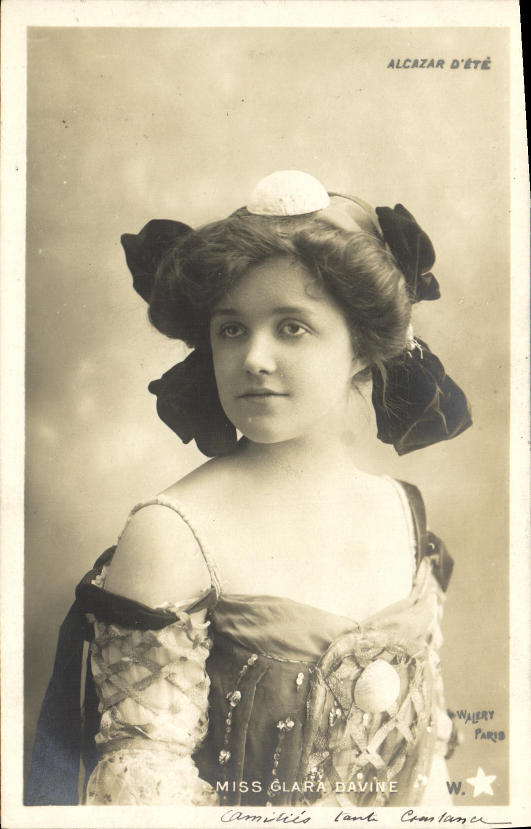 CPA Fantaisie Femme Alcazar d ete Miss Flara Davine