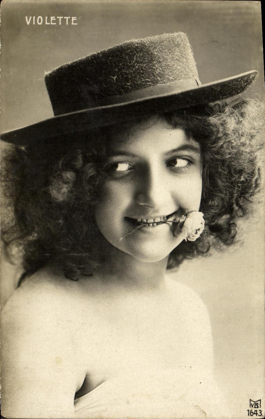 CPA Fantaisie Femme Violette