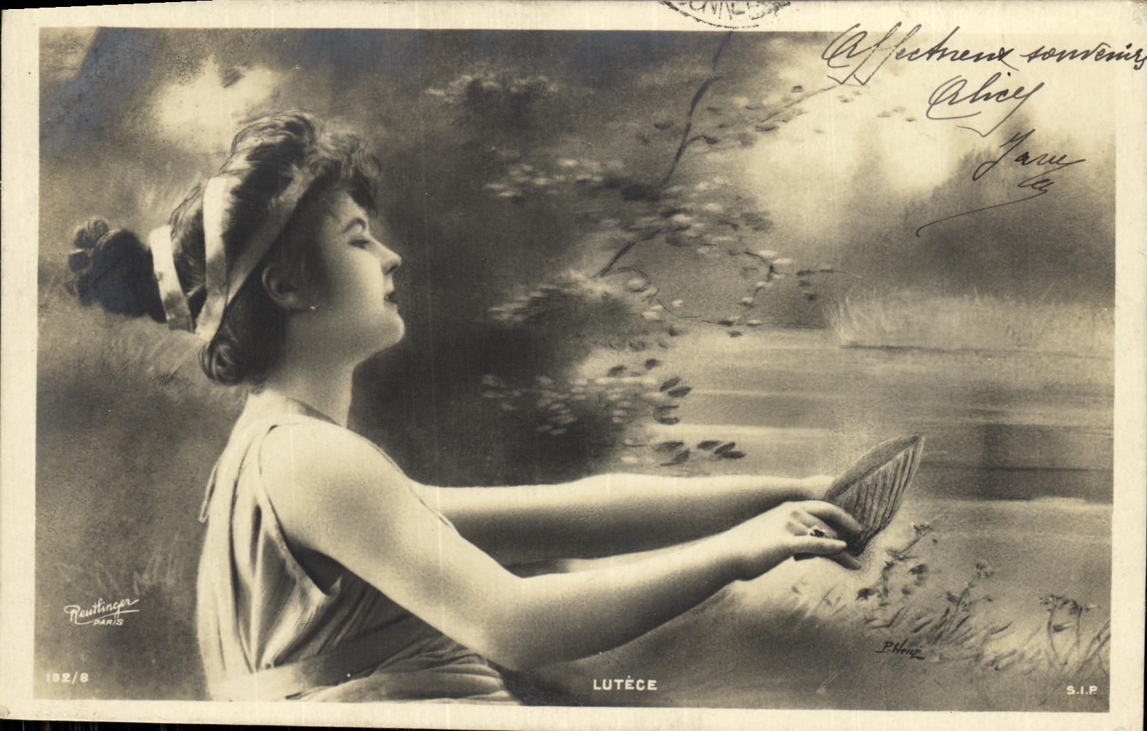 CPA Fantaisie Femme Lutece