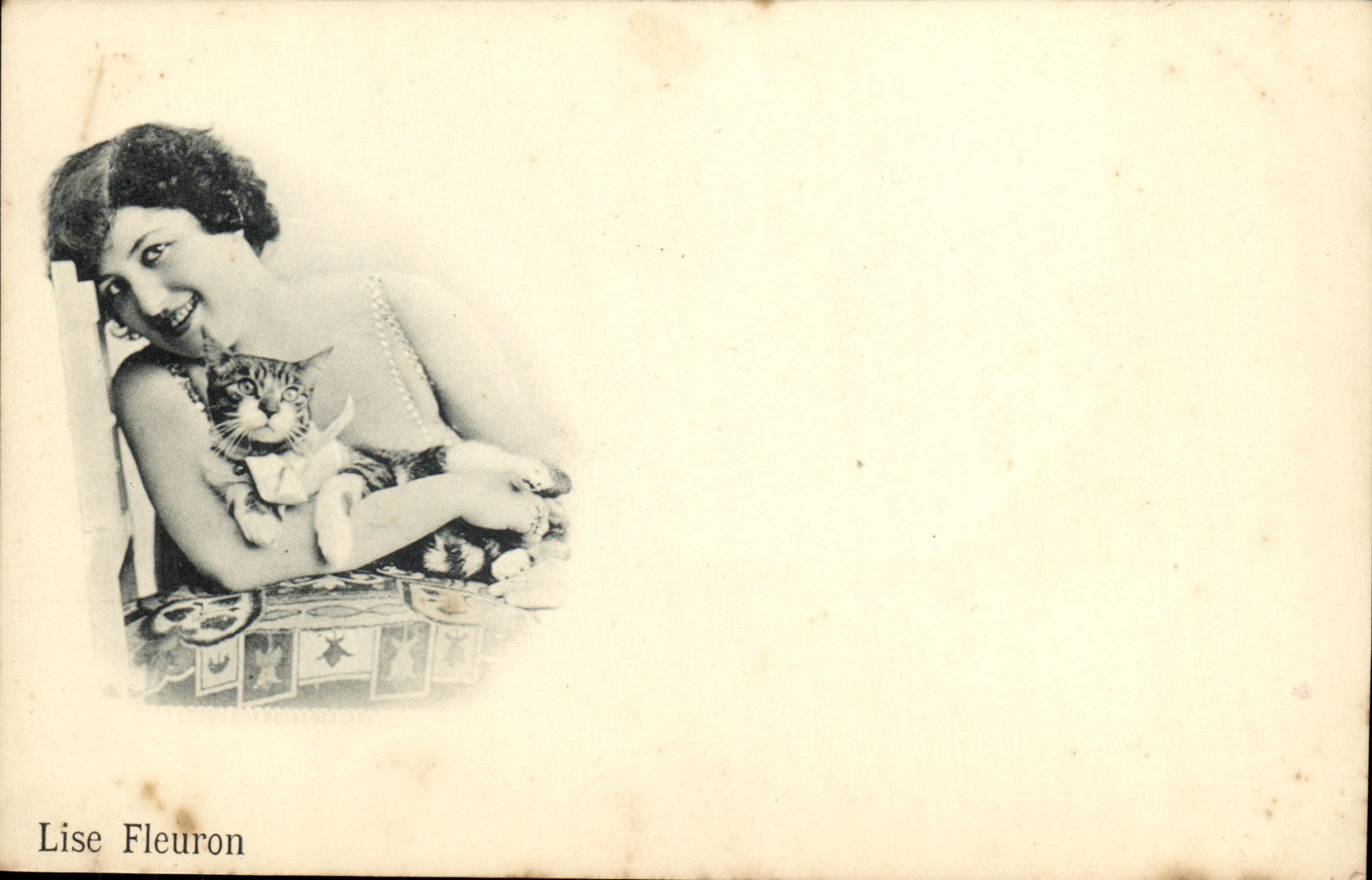 CPA Fantaisie Femme Lise Fleuron Chat