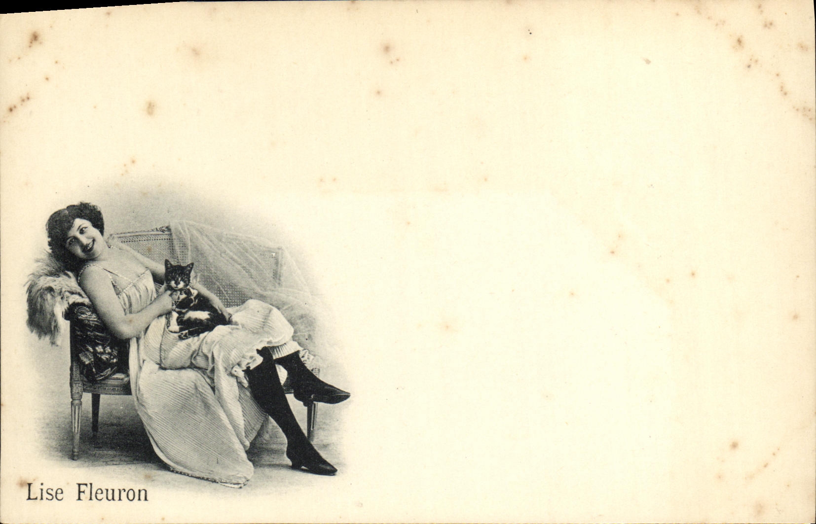 CPA Fantaisie Femme Lise Fleuron Chat