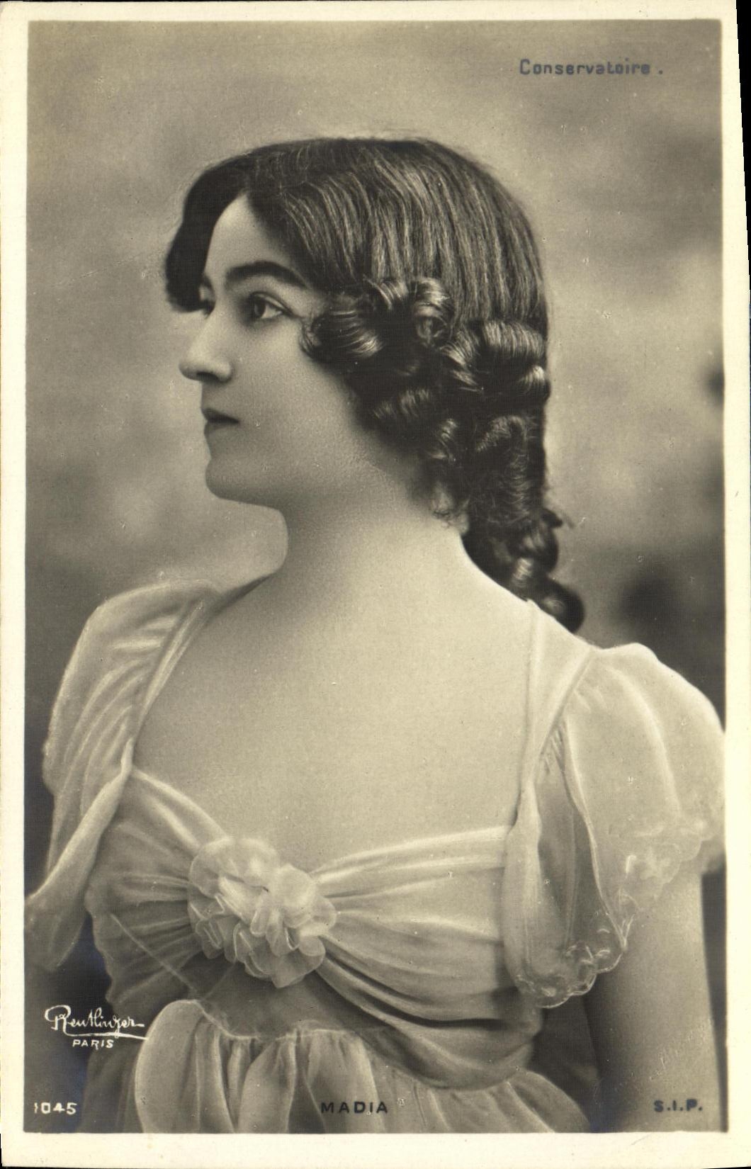 CPA Fantaisie Femme Madia Conservatoire