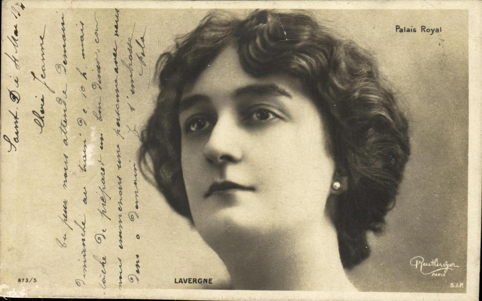 CPA Fantaisie Femme Lavergne Palais royal 