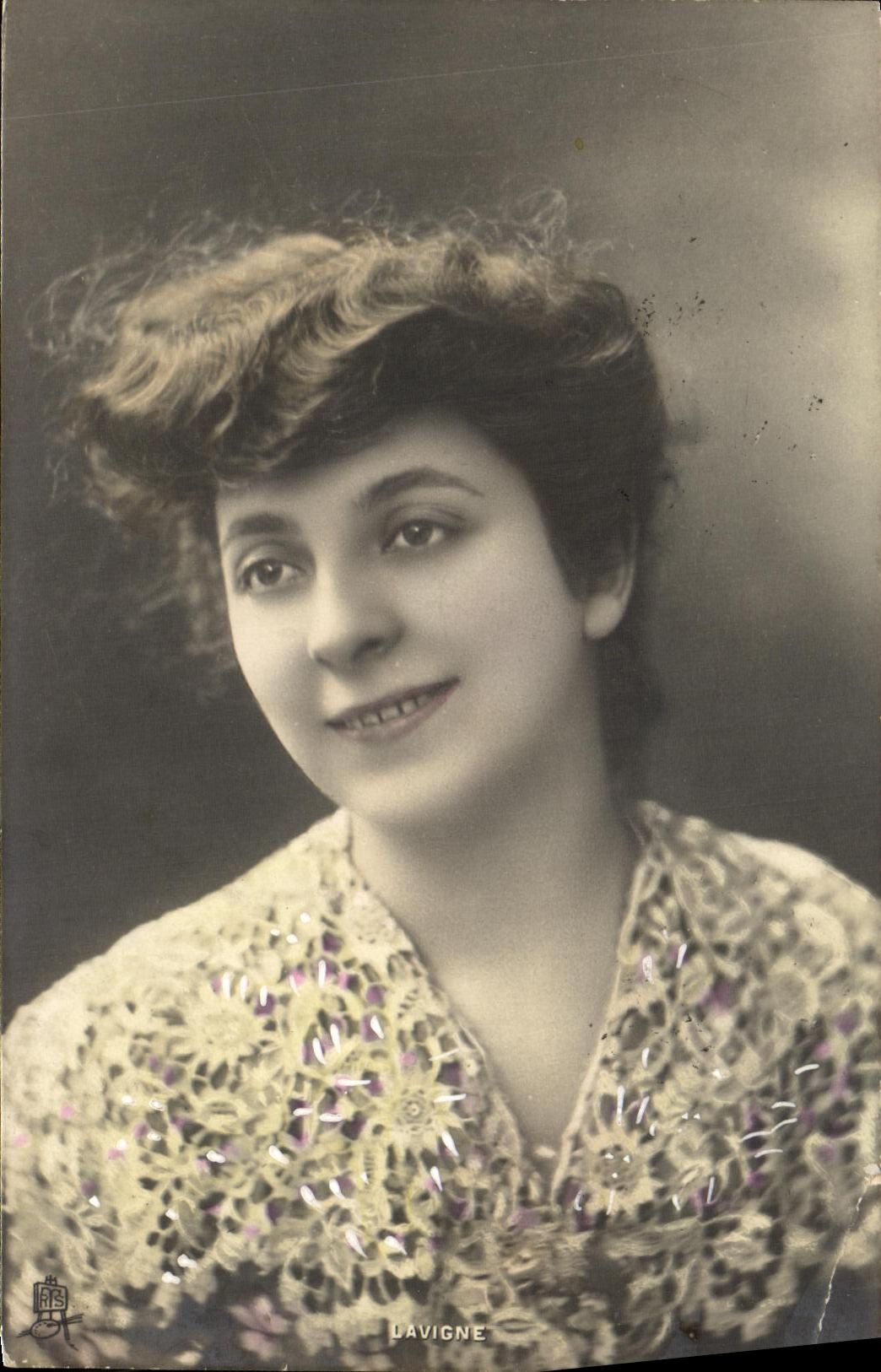 CPA Fantaisie Femme Lavigne