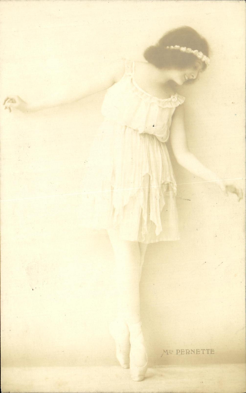 CPA Fantaisie Femme Mlle Pernette