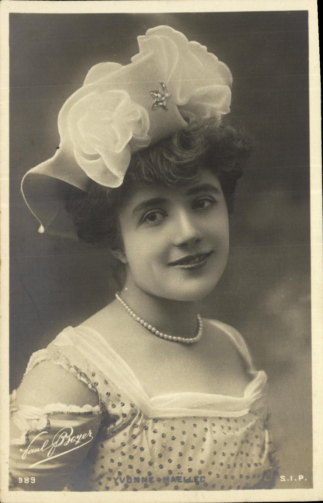 CPA Fantaisie Femme Yvonne Maellec