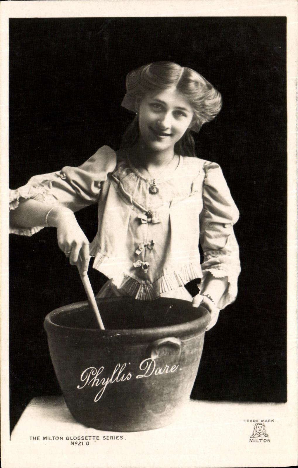 CPA Fantaisie Femme Phyllis Dare