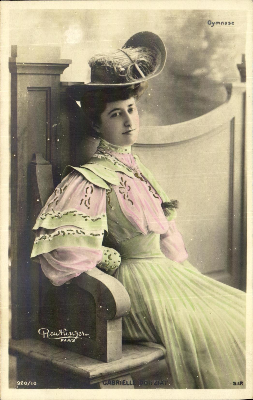 CPA Fantaisie Femme Gymanase Gabrielle Dorzat