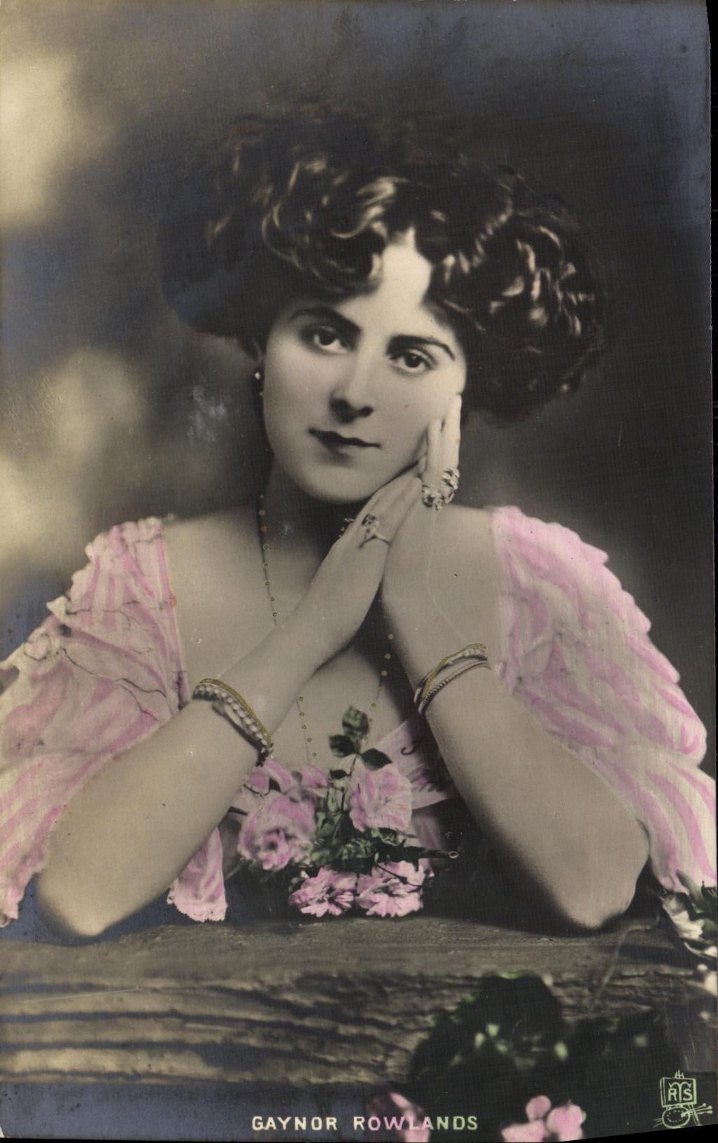 CPA Fantaisie Femme Gaynor Rowalnds