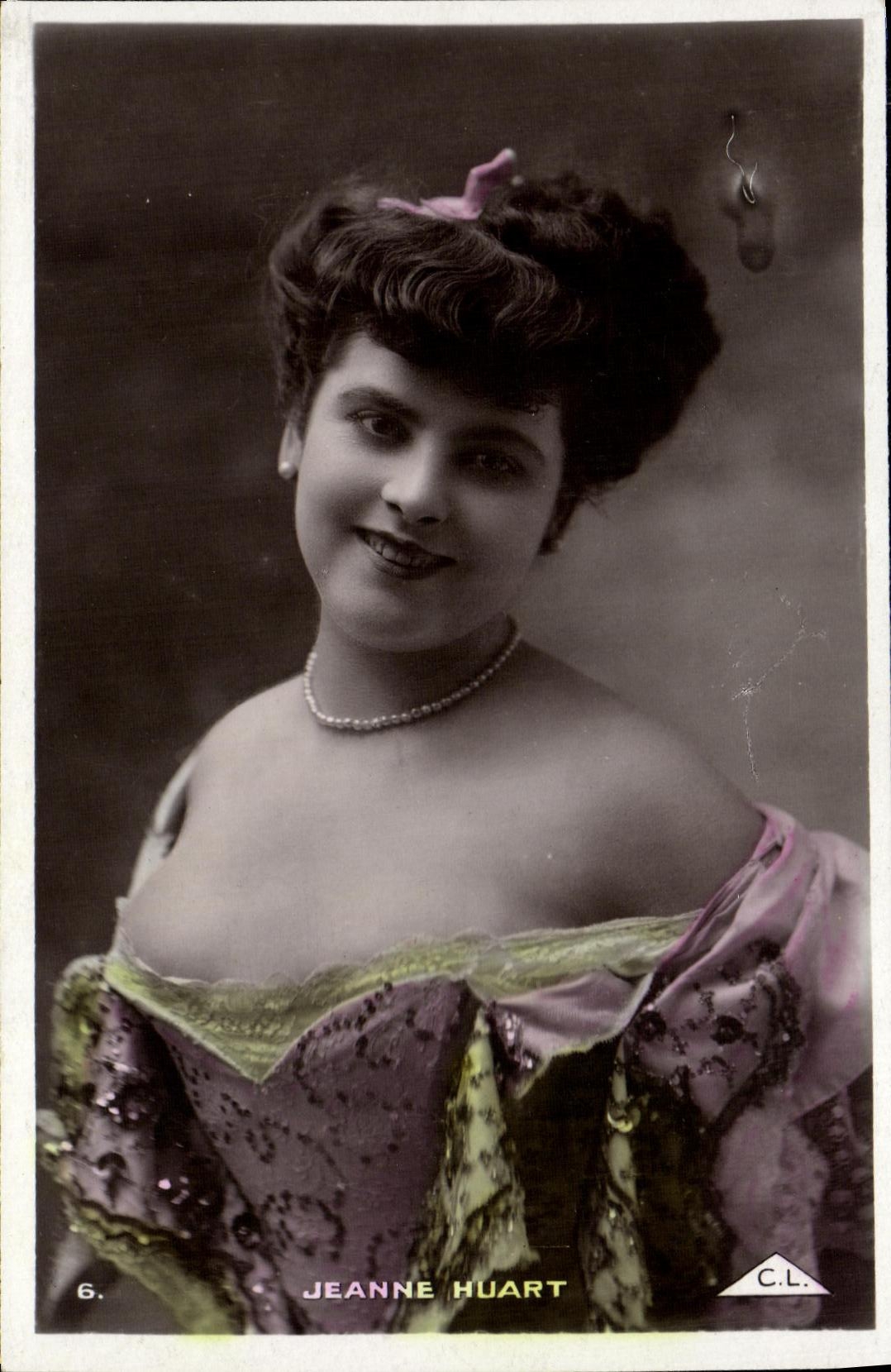 CPA Fantaisie Femme Jeanne Huart