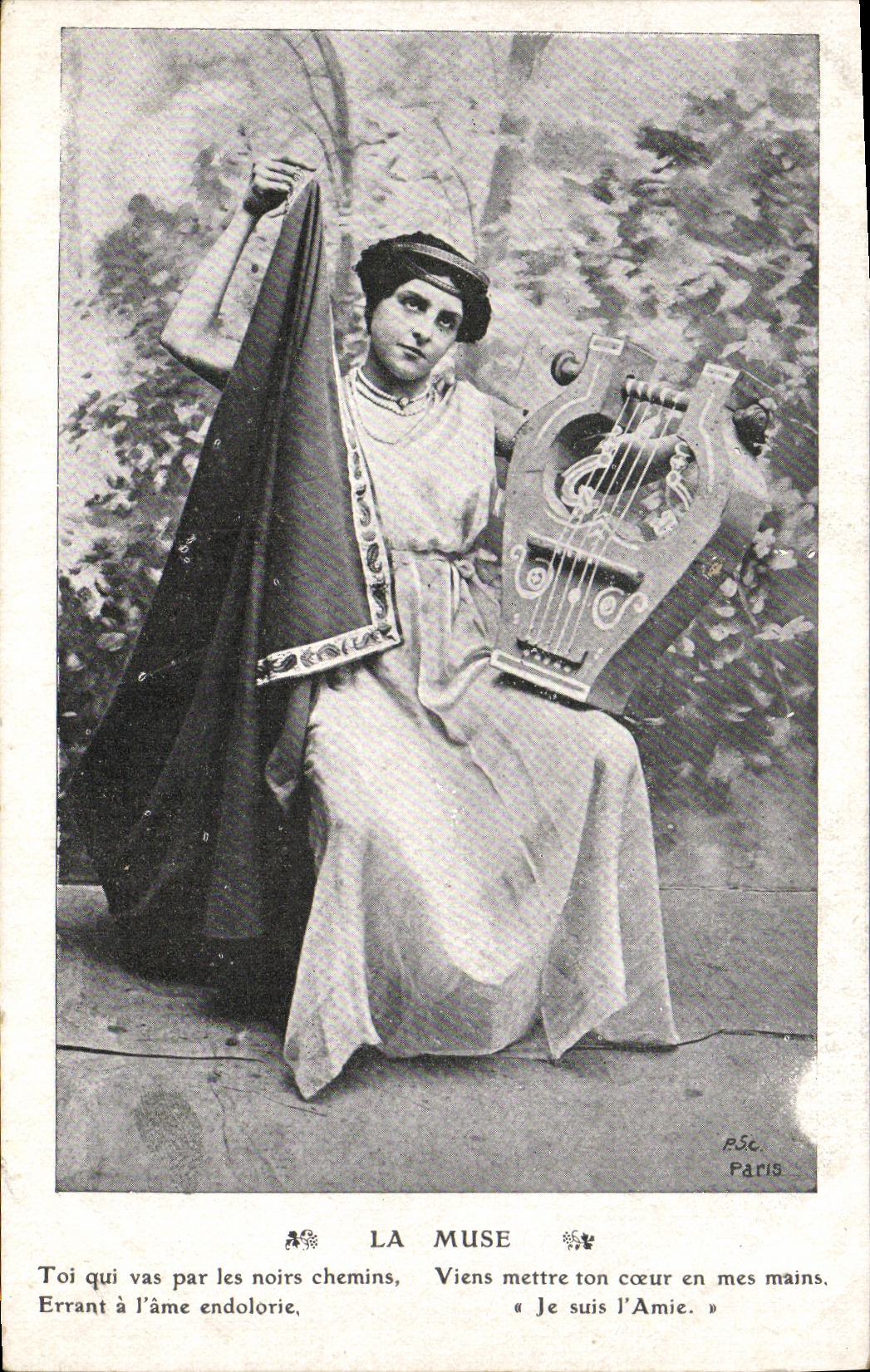 CPA Fantaisie Femme La muse Lyre