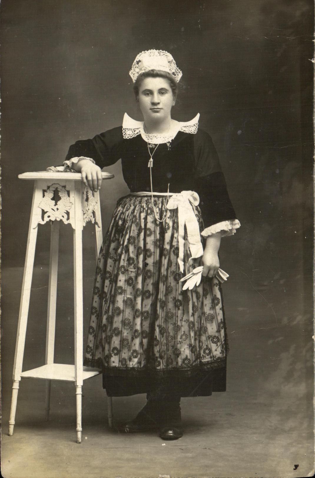 CPA Fantaisie Femme Bretagne Folklore