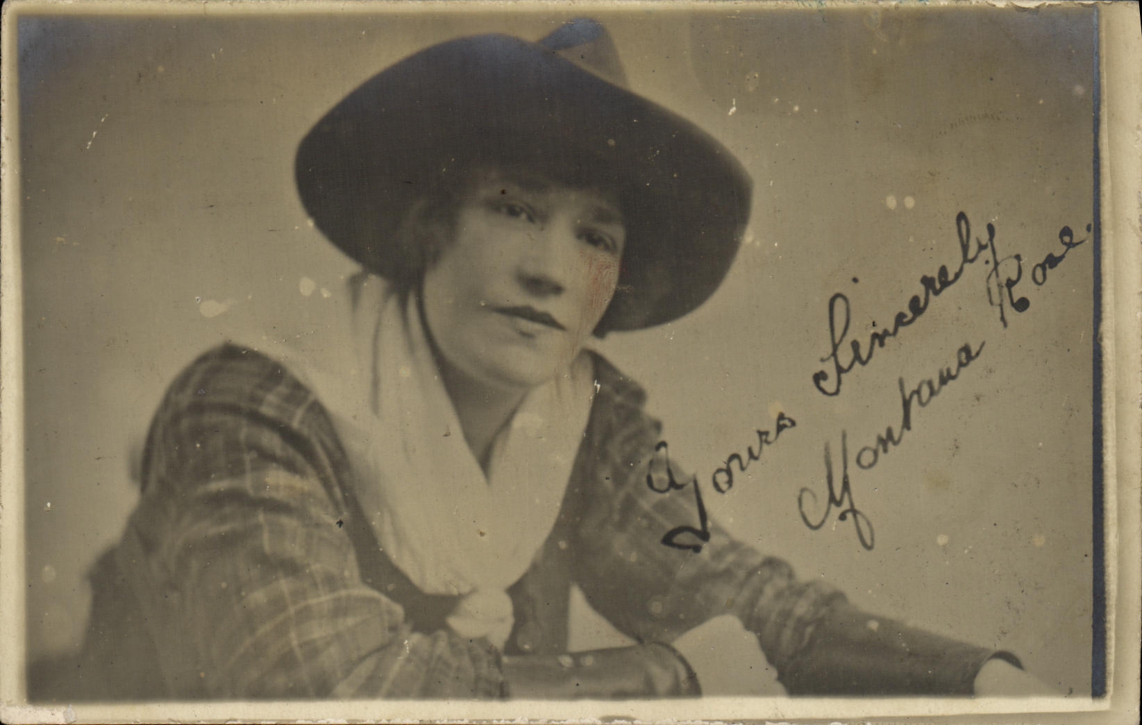 CPA Fantaisie Femme Montana Rose