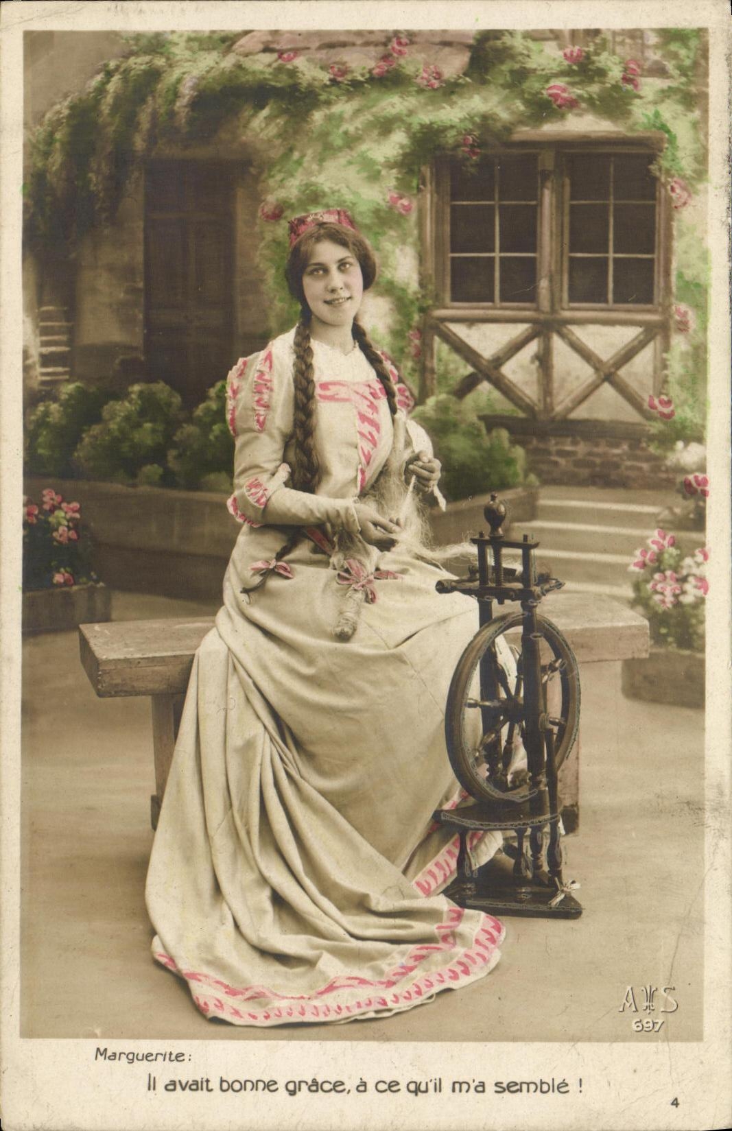 CPA Fantaisie Femme Marguerite au rouet