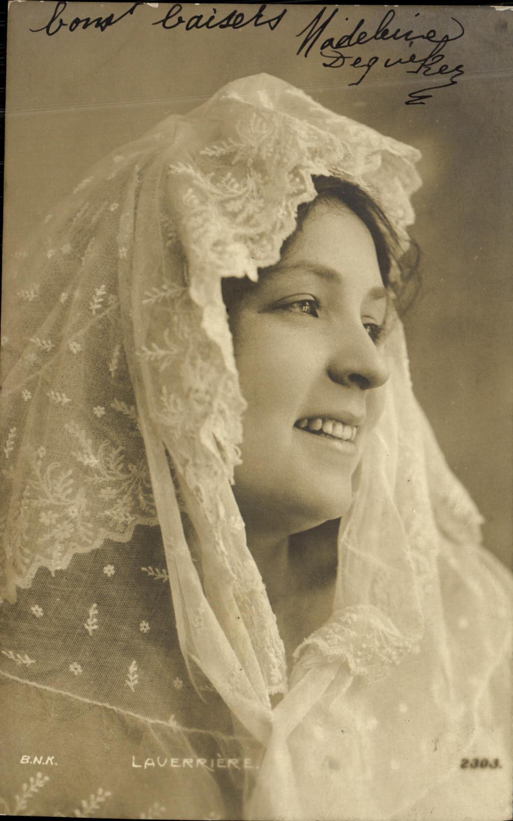 CPA Fantaisie Femme Laverriere