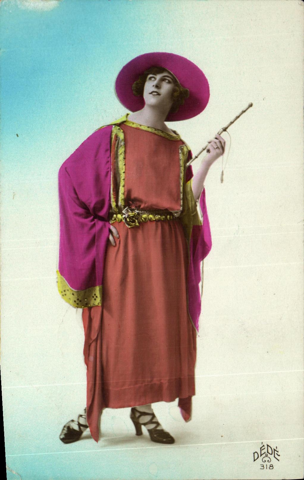 CPA Fantaisie Femme Ciagrette Tabac