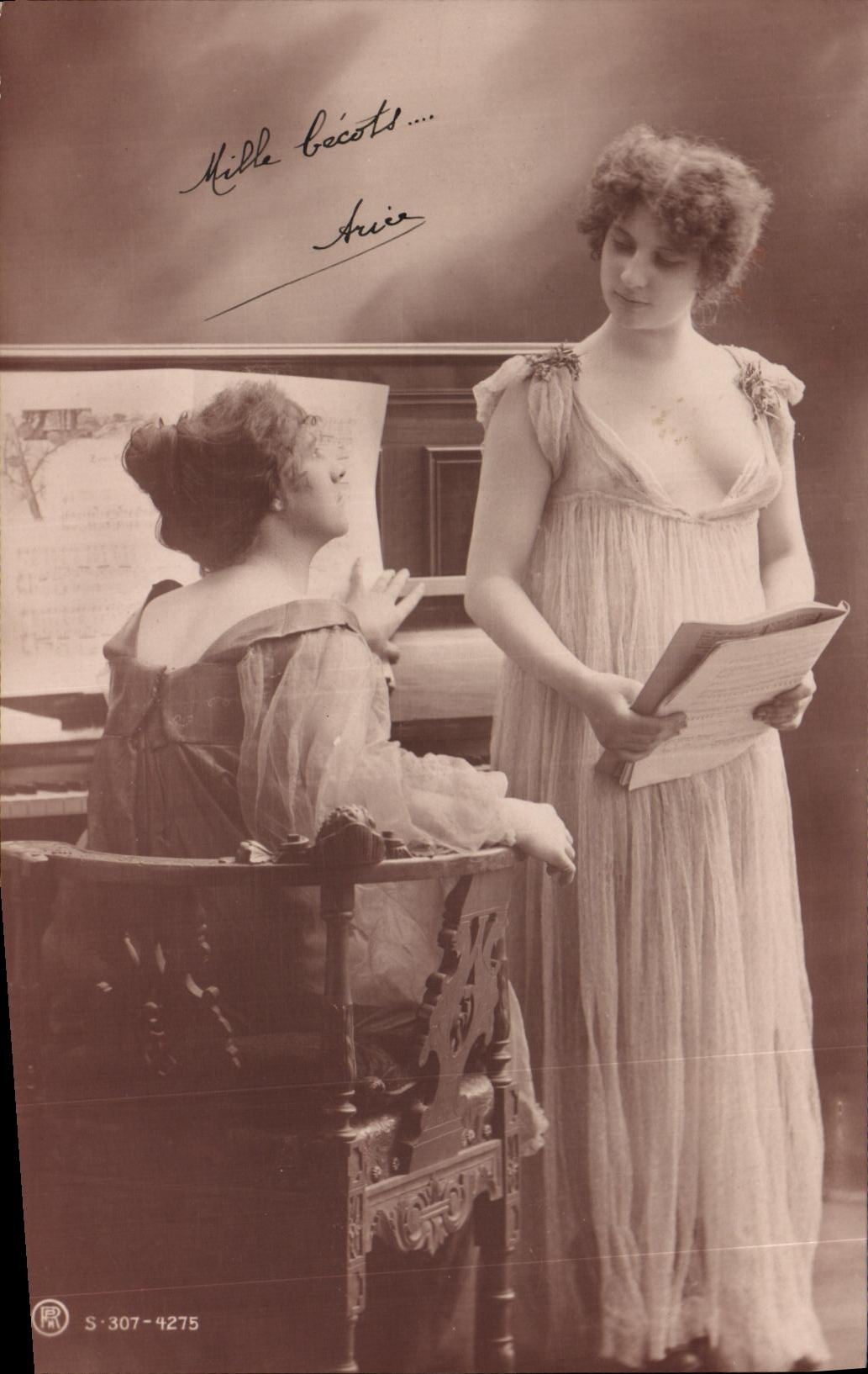 CPA Fantaisie Femmes Piano