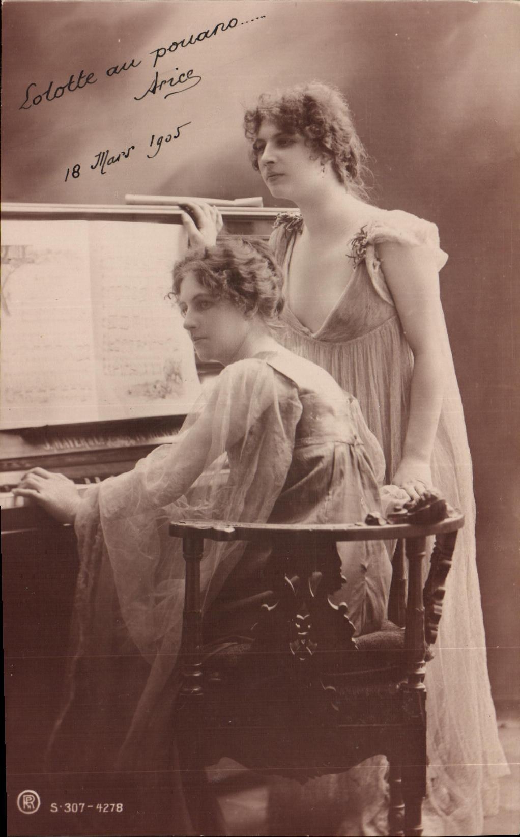 CPA Fantaisie Femmes Piano