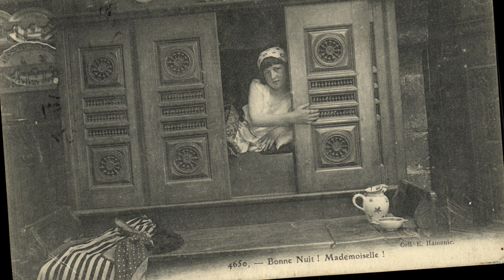 CPA Fantaisie Femme Lits clos Bretagne Folklore