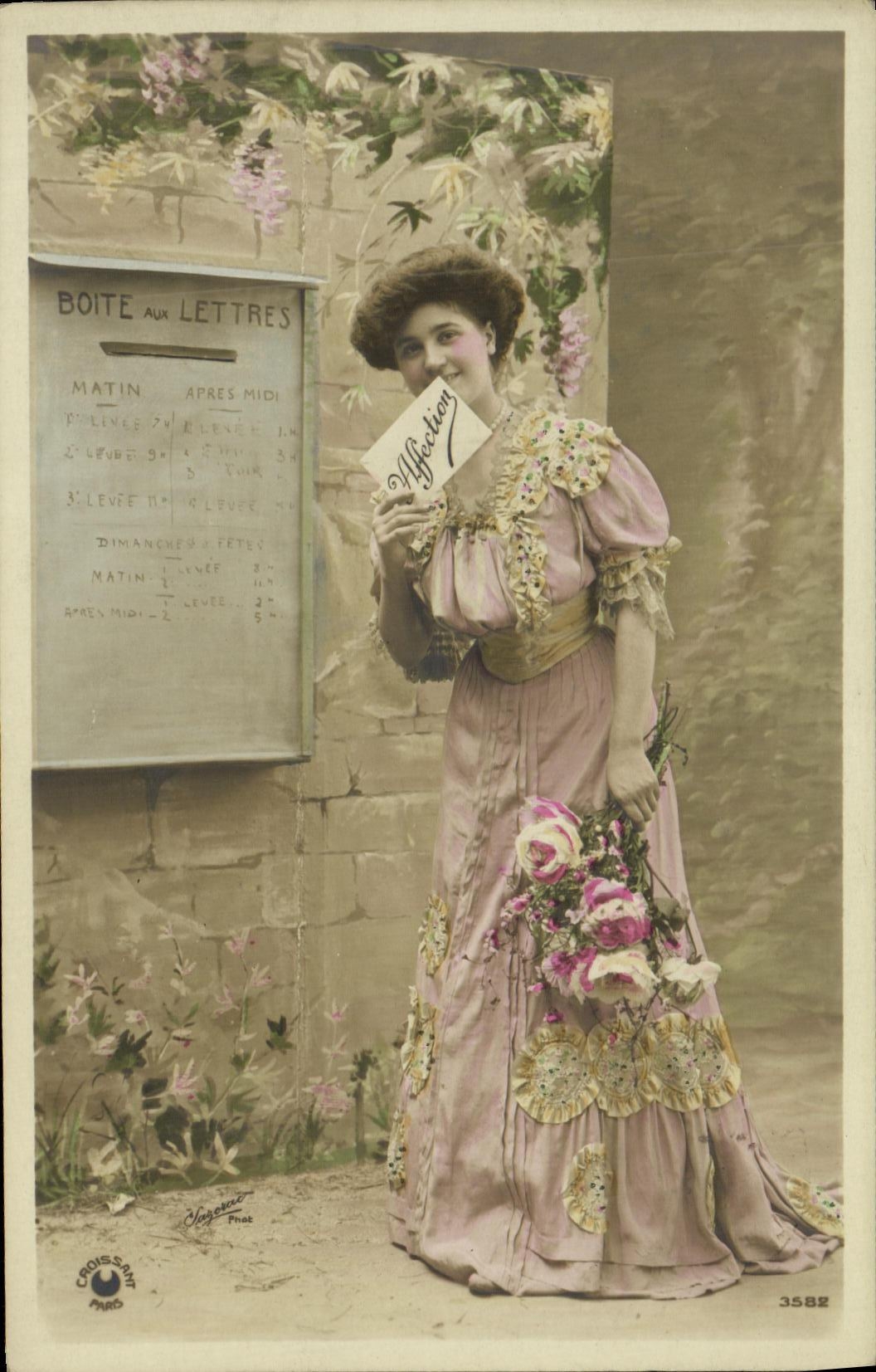 CPA Fantaisie Femme Boite aux lettres