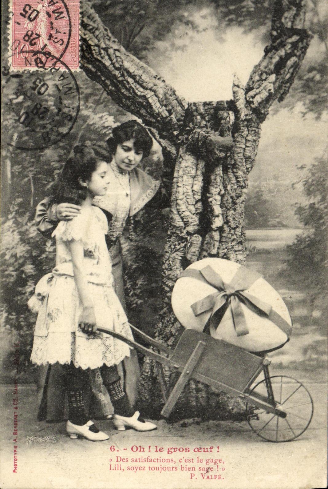 CPA Fantaisie Femme Enfant Oh le gros oeuf 