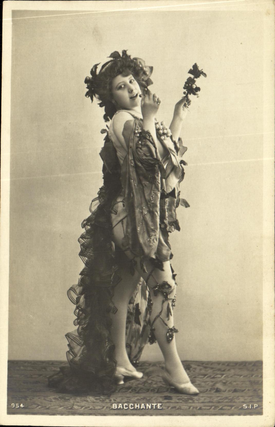 CPA Fantaisie Femme Bacchante