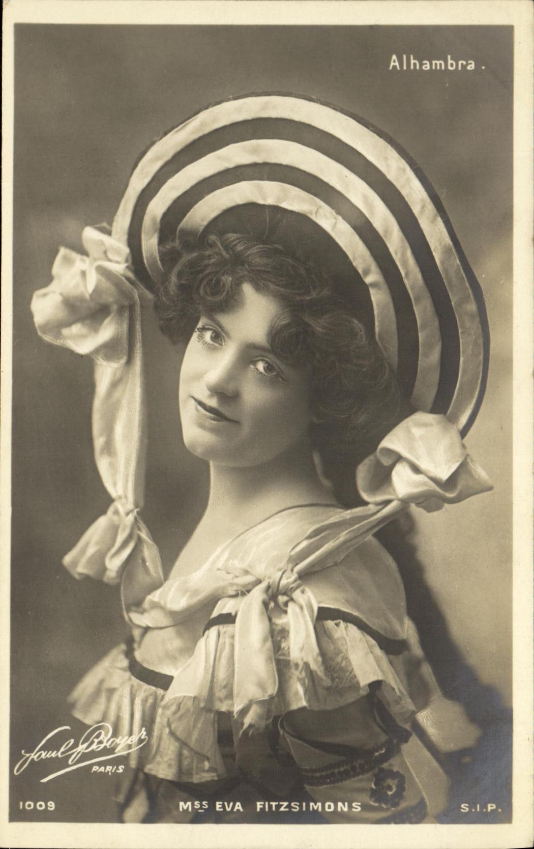 CPA Fantaisie Femme Alhambra Mss Eva Fitzsimons 