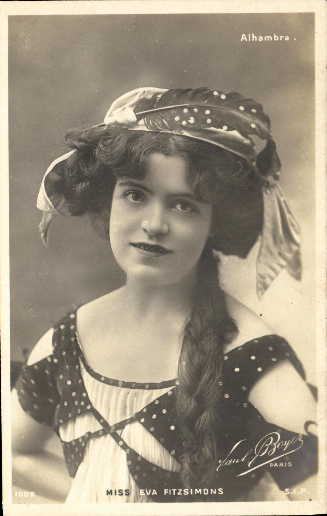 CPA Fantaisie Femme Alhambra Mss Eva Fitzsimons