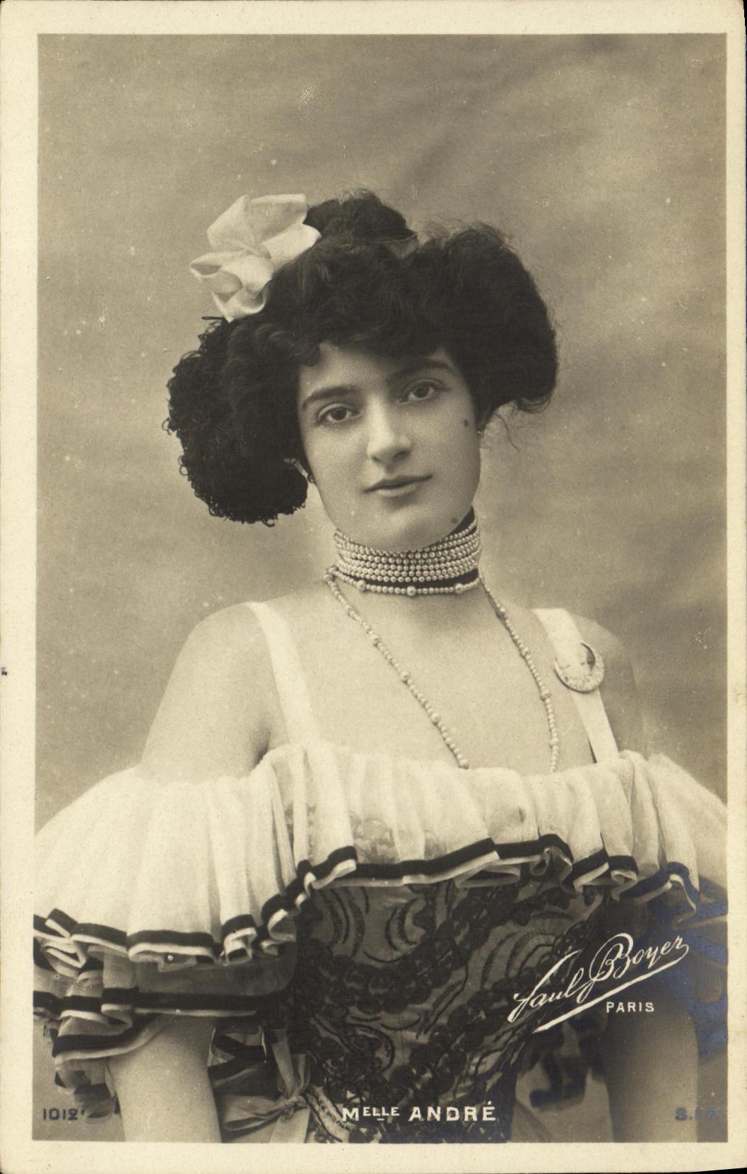 CPA Fantaisie Femme Mlle Andre