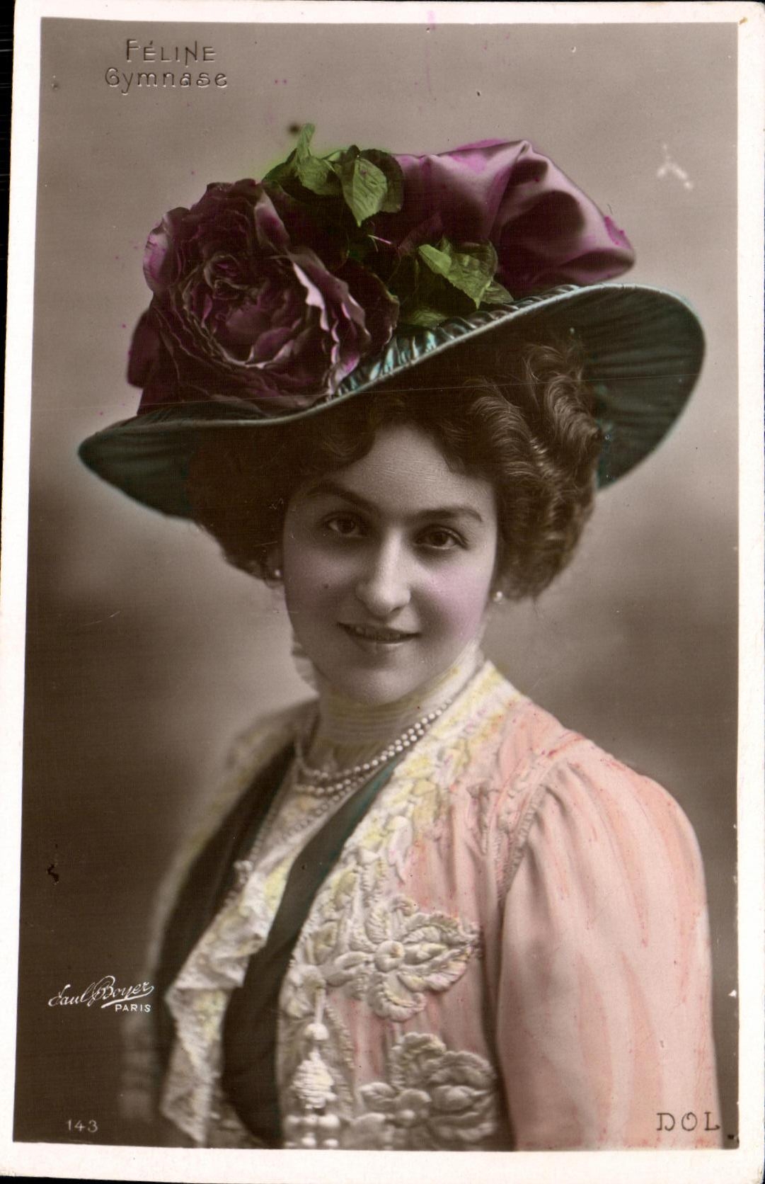 CPA Fantaisie Femme Feline Gymnase Paris 