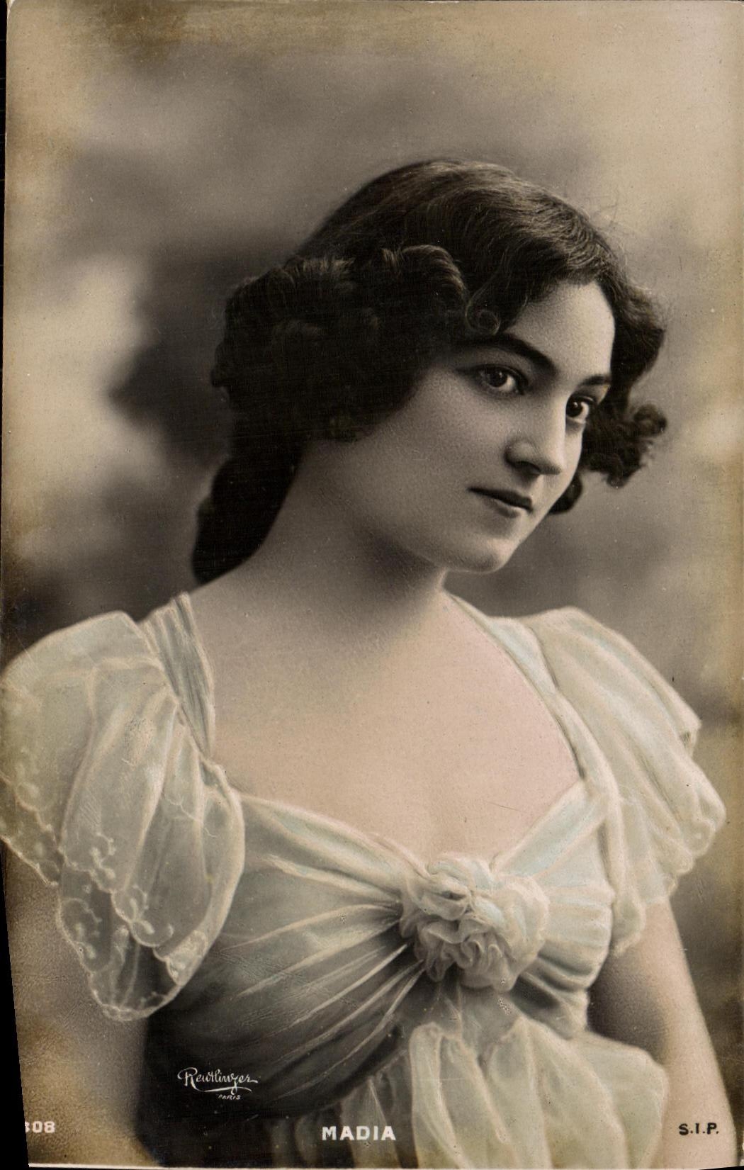 CPA Fantaisie Femme Madia