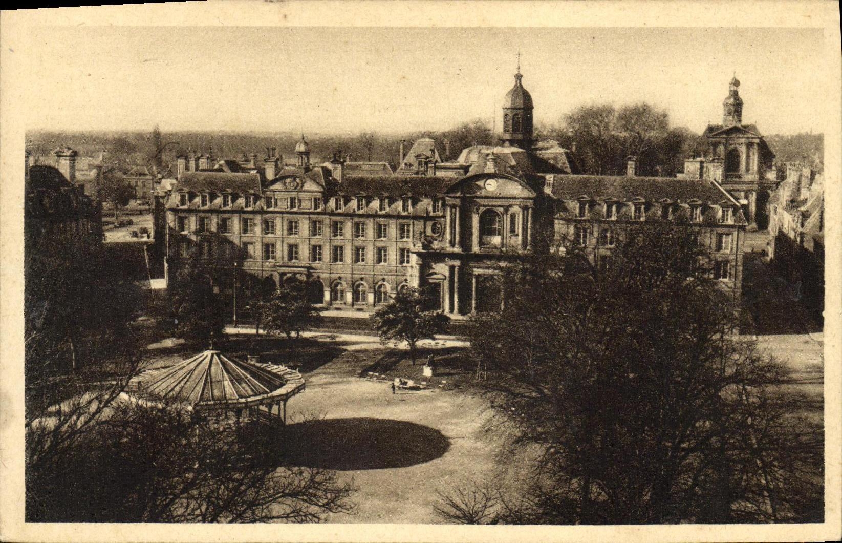 VINTAGE POSTCARD Caen the garden of L Town hall