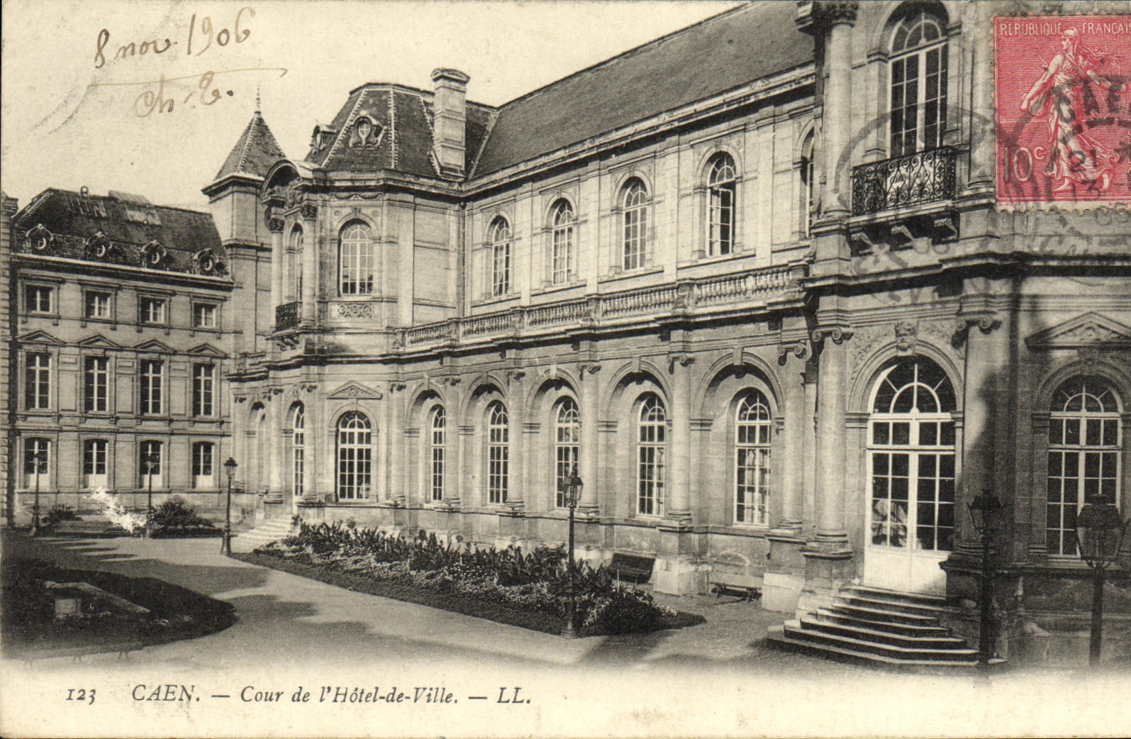 VINTAGE POSTCARD Caen Court of L old Town hall