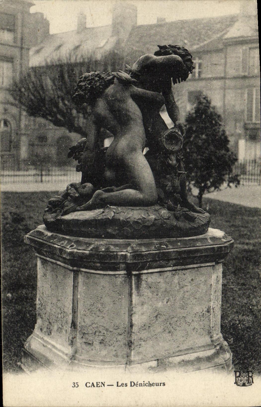 VINTAGE POSTCARD Caen Denicheurs