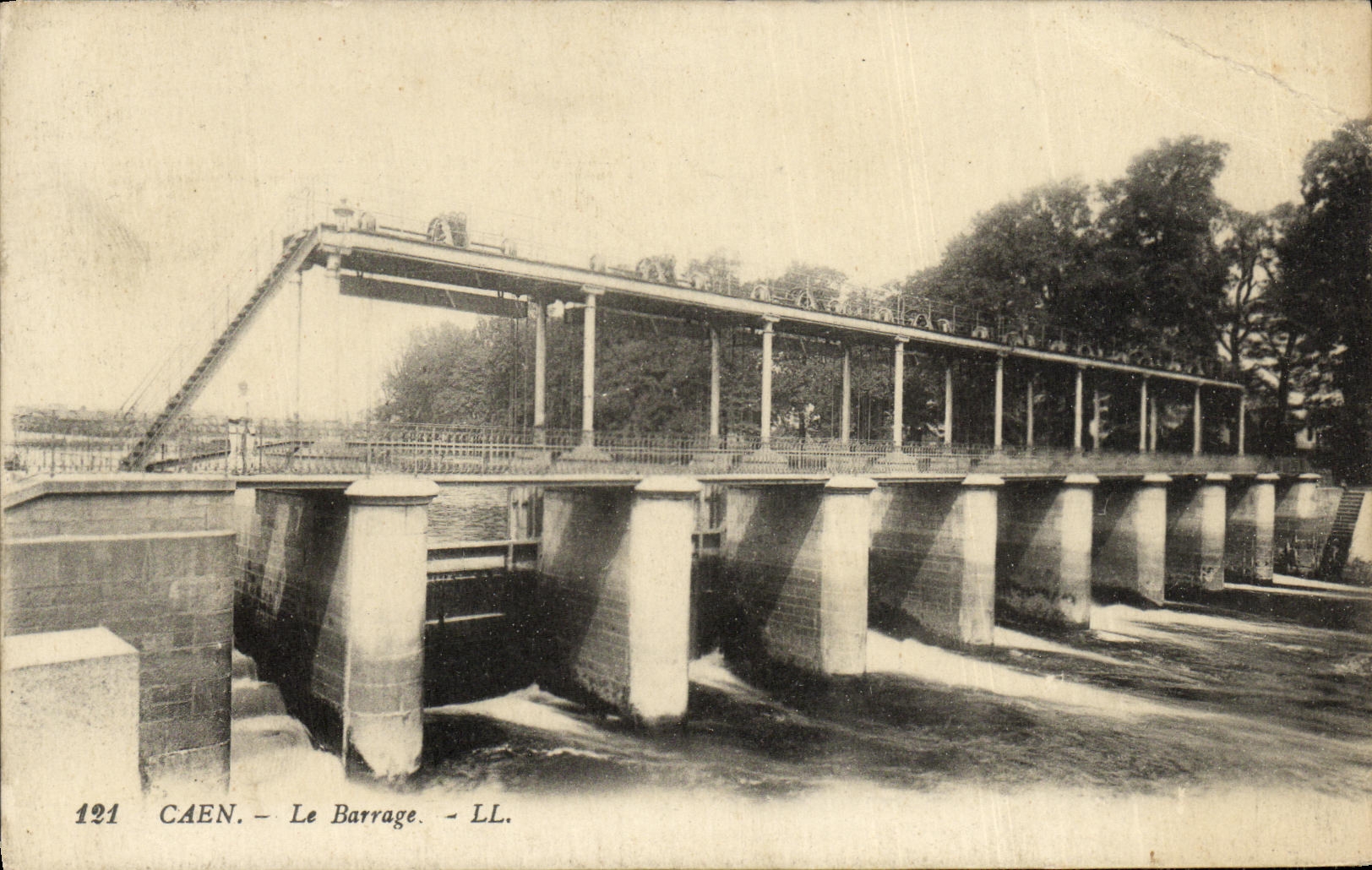 VINTAGE POSTCARD Caen Stopping