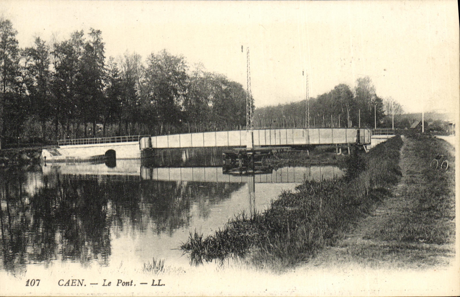 VINTAGE POSTCARD Caen the Bridge